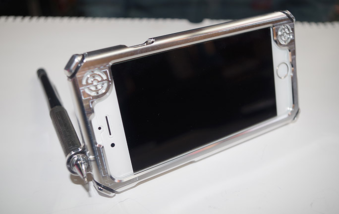 検証 Iphoneがスピーカーそのものになる ハーレー屋さんが開発したiphoneケースの発想がすごい ホリエモンドットコム