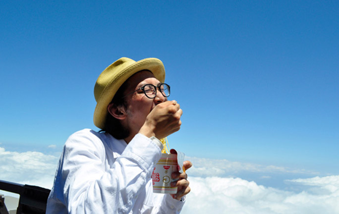 富士山頂でもauがつながる！ 「上司にバレないよう富士登山してみた」