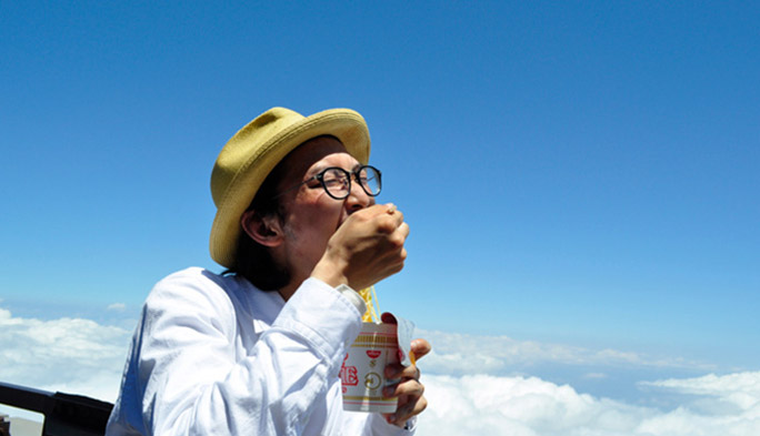 富士山頂でもauがつながる！ 「上司にバレないよう富士登山してみた」
