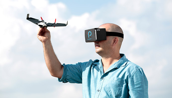 【世界のドローン21】紙飛行機ドローンで、VRなパイロット体験を