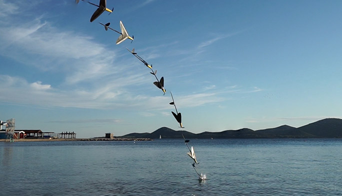 【世界のドローン54】カツオドリのように空から水中の獲物をキャッチする、空飛ぶロボットのプロジェクトが進行中