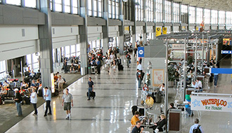 早く通過できる列が一目瞭然に Wi-Fiで空港セキュリティーの待ち時間を予測