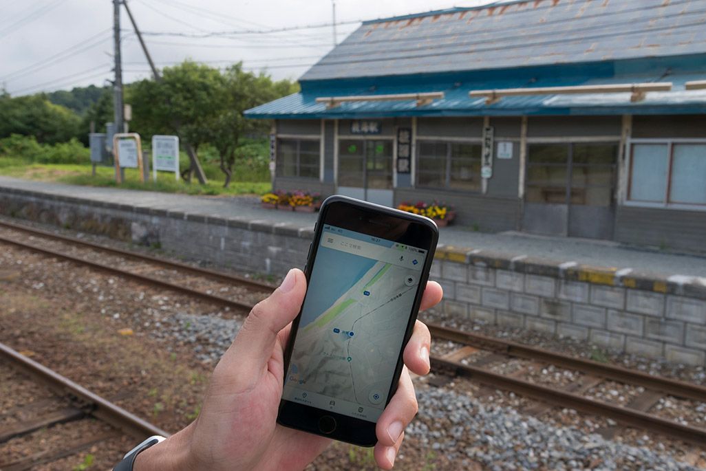 北海道 宗谷本線 抜海駅のホームでかざされたスマートフォン