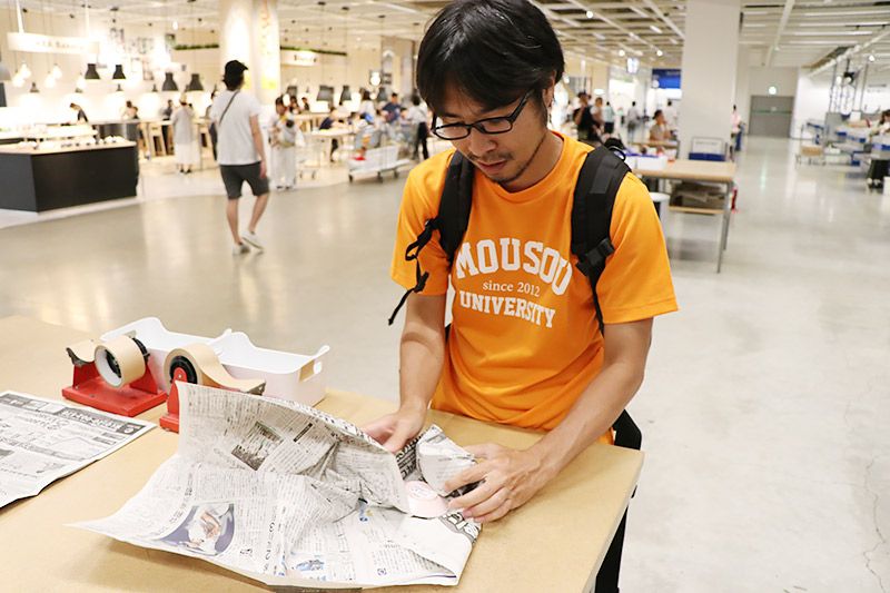 IKEA新三郷で購入したエスプレッソカップを新聞紙で包む地主恵亮