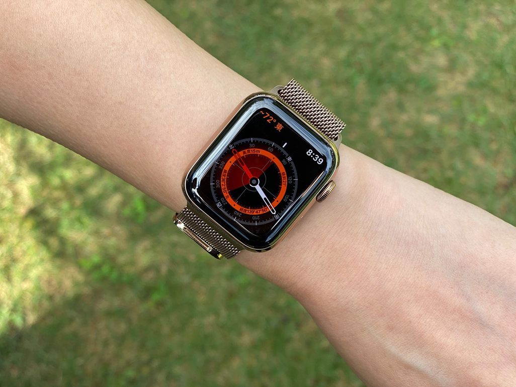 腕に巻かれた「Apple Watch Series 5」のコンパス画面