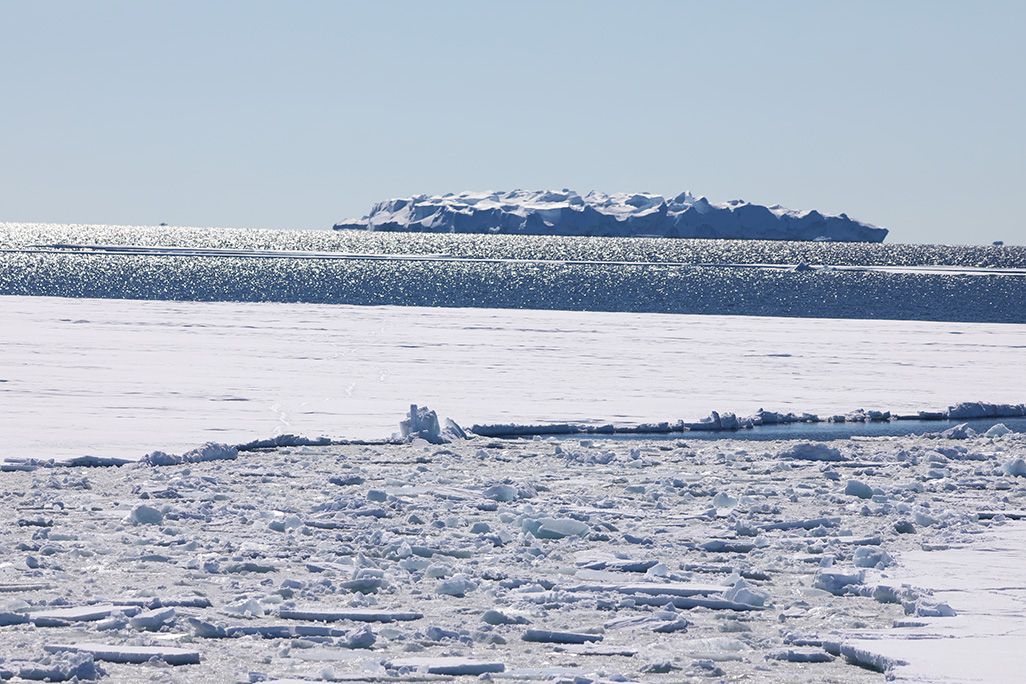砕氷船「しらせ」の船内からみた氷山（初氷山視認から数日後）
