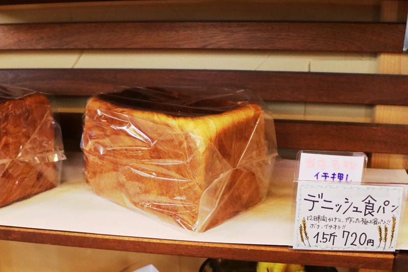 北松戸にあるボナペティートの棚に並ぶデニッシュ食パン