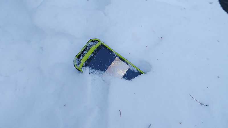 雪の中に埋まるTORQUE G03