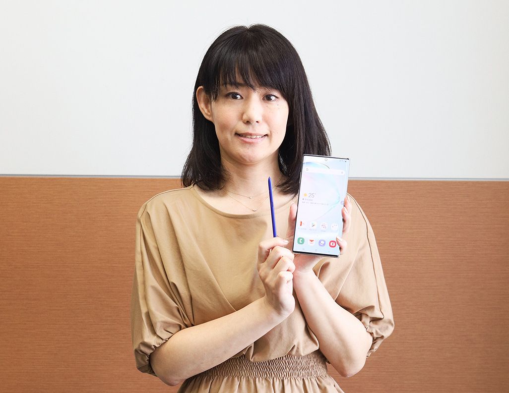 「Galaxy Note10+」を手にした、auのプロダクト担当の堀田久美