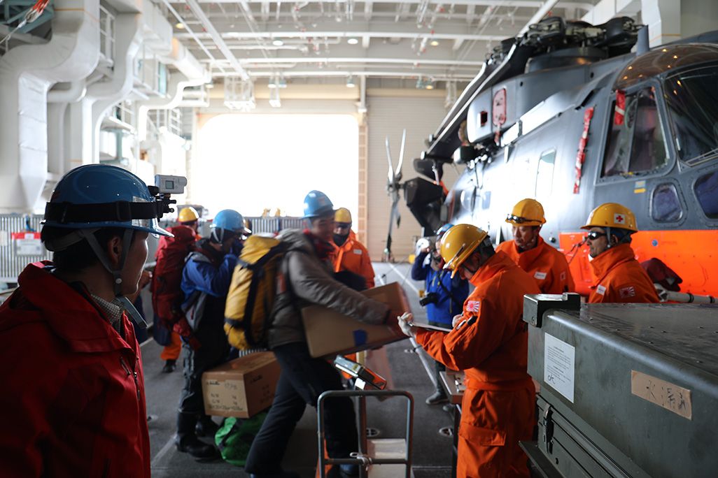 砕氷船「しらせ」から昭和基地へ上陸するために、自衛隊の大型ヘリコプターに乗り組む隊員