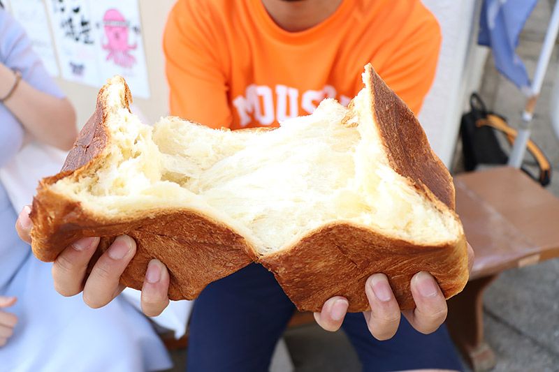北松戸にあるボナペティートのデニッシュ食パンを手に持った地主恵亮