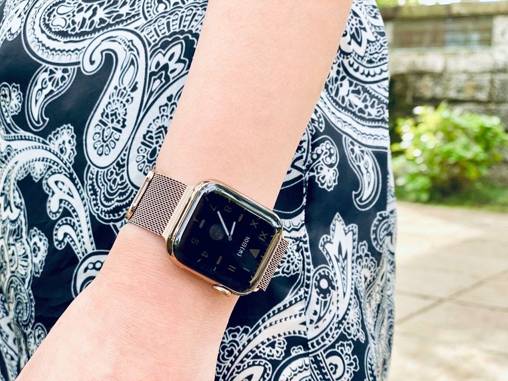 Apple Watch Series 5を着用した女性