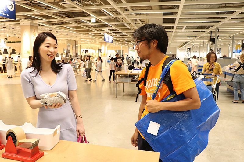 IKEA新三郷で購入したエスプレッソカップを鶴あいかにプレゼントする地主恵亮