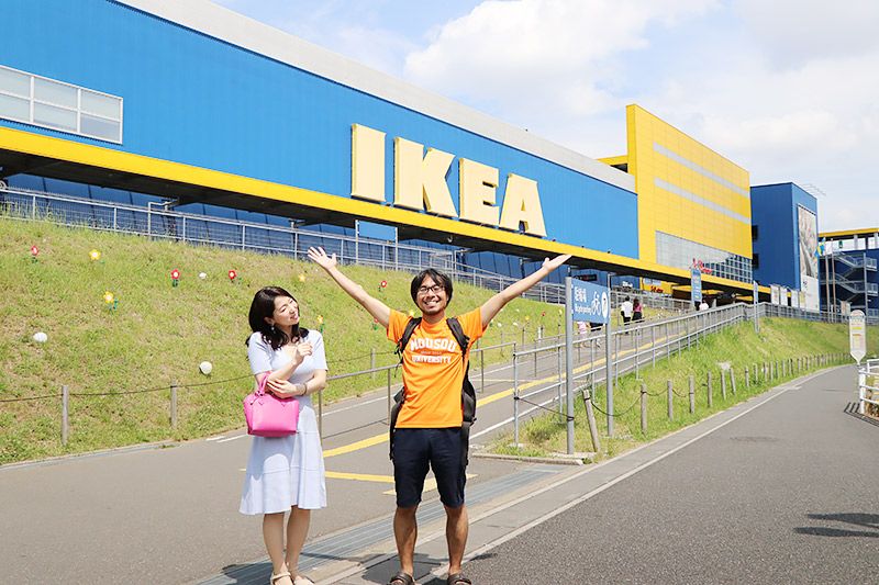 IKEA新三郷の前に立つ鶴あいかと地主恵亮