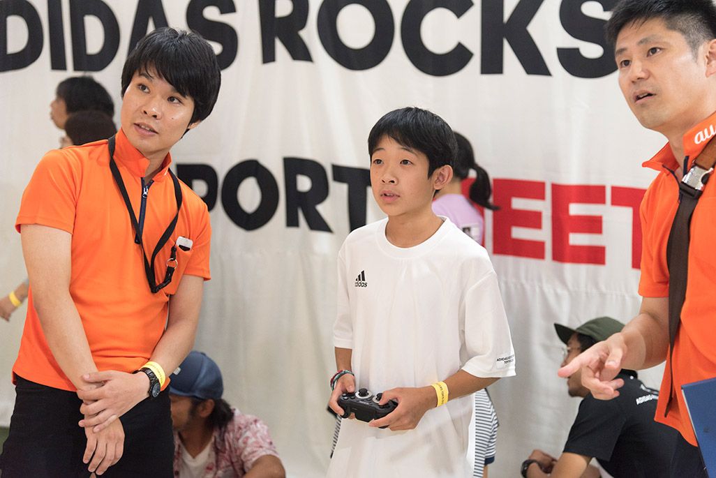 「ADIDAS ROCKSTARS TOKYO 2018」会場で自由視点映像を体験する小学生