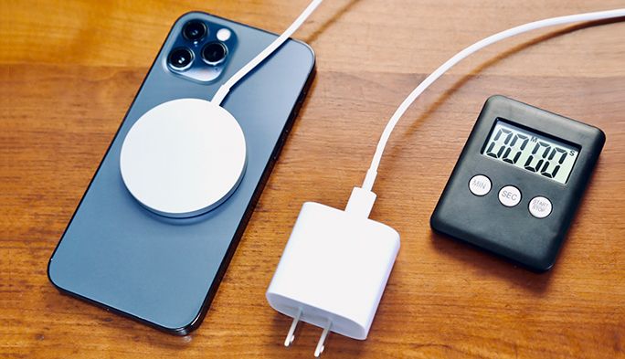 「MagSafe」と「ケーブル」どっちが早い？iPhoneの充電速度や使い勝手の違いを検証
