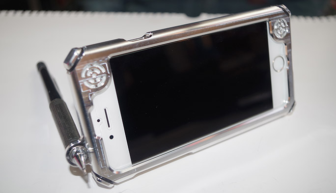 【検証】iPhoneがスピーカーそのものになる！ ハーレー屋さんが開発したiPhoneケースの発想がすごい 