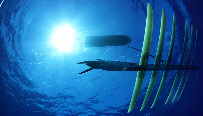 【世界のドローン33】1年間、泳ぎ続ける海中探索ロボット『Wave Glider』