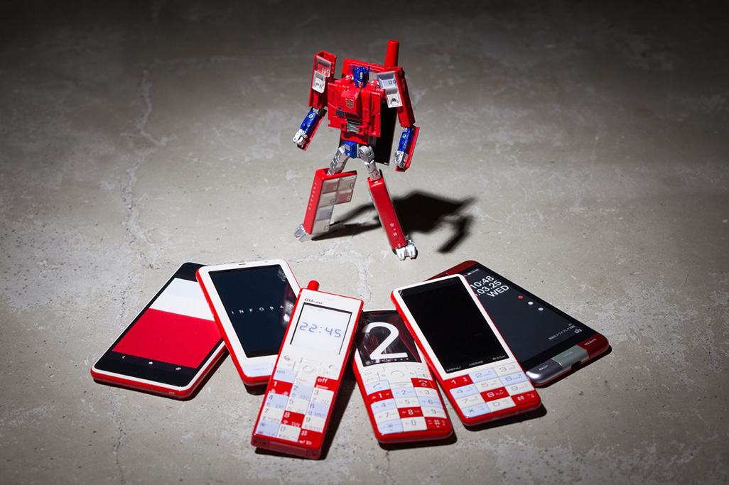 INFOBAR歴代モデルとINFOBAR OPTIMUS PRIME（NISHIKIGOI）