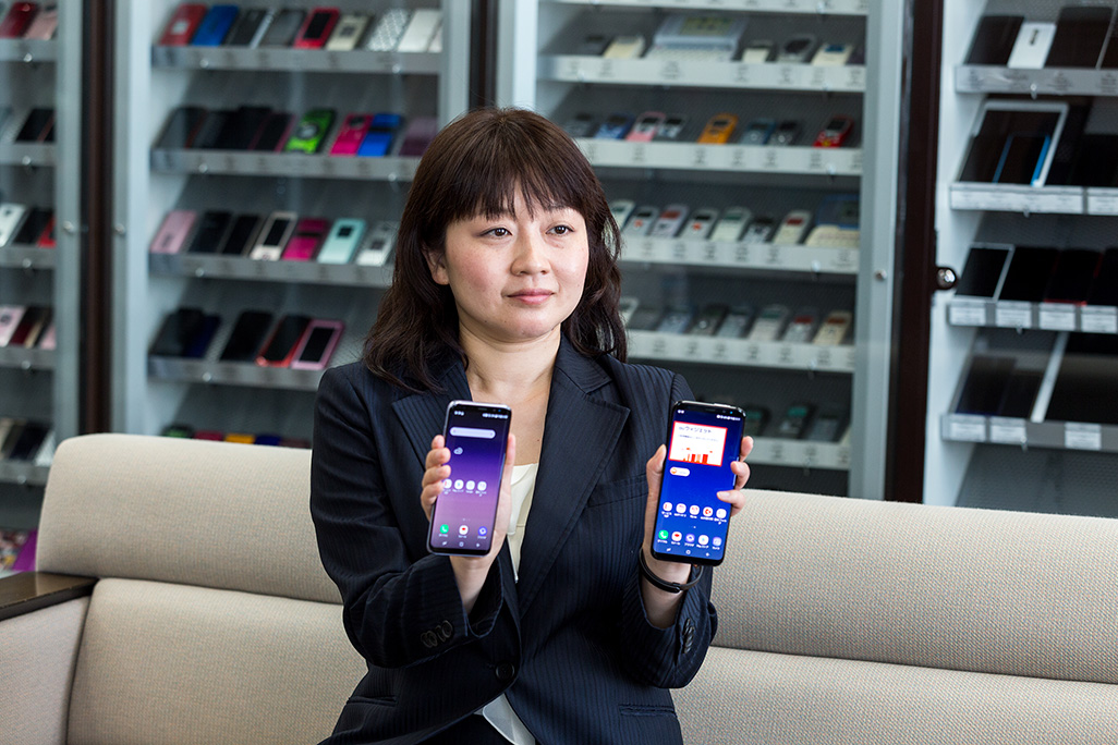 Galaxy S8とGalaxy S8+を持つauの広報担当小田祥子