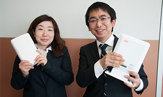 auの「電波サポート24」を担当する杉木英一と岡本敏枝