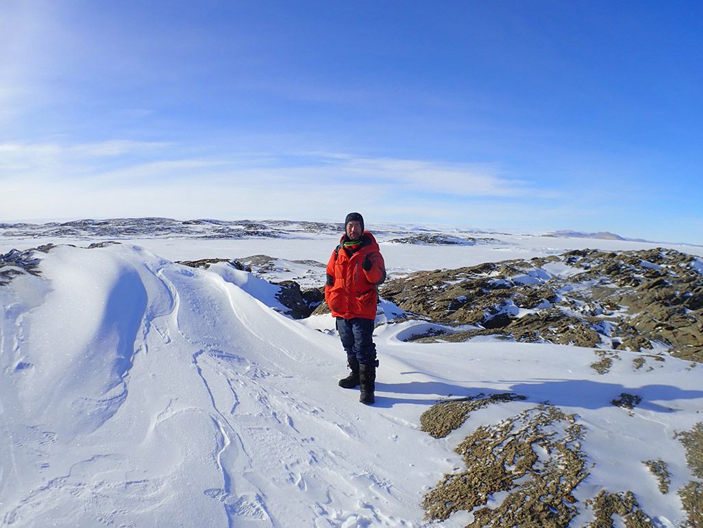 南極の雪原に佇む第59次南極地域観測隊の齋藤勝