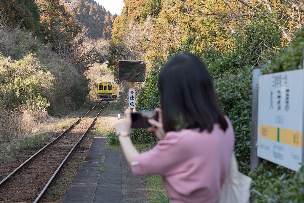 いすみ鉄道「久我原駅」のホームから電車の写真を撮る伊藤桃