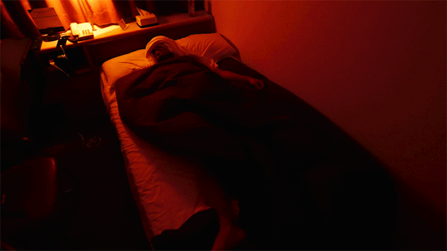 ホテルのベッドで寝ている地主のGIF動画その4
