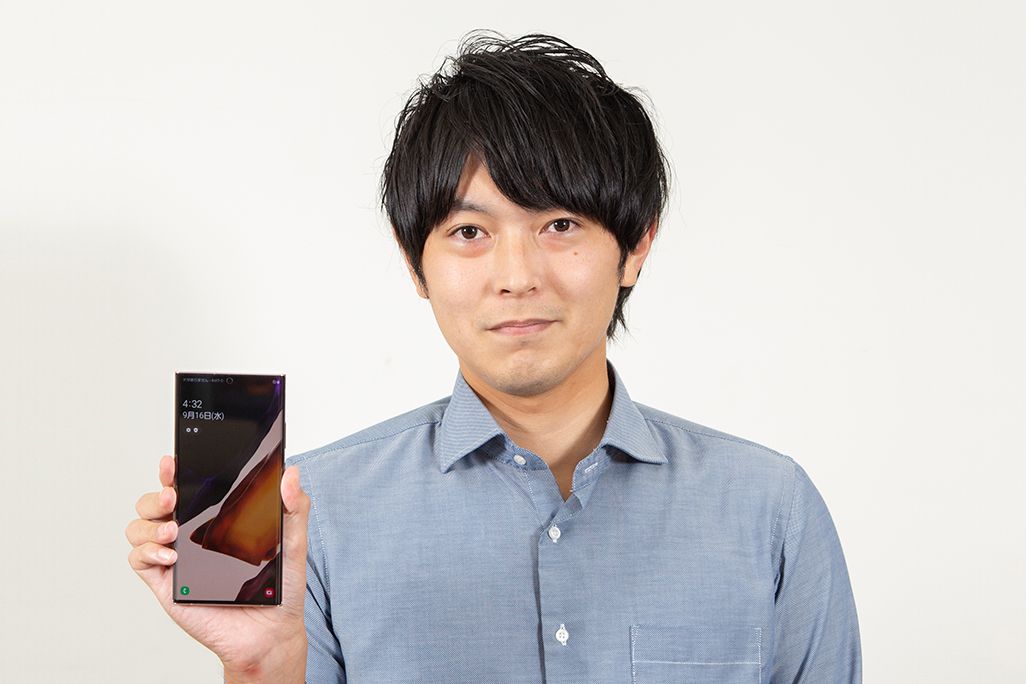 Galaxy Note20 Ultra 5Gを手に持ったKDDI広報部の男性