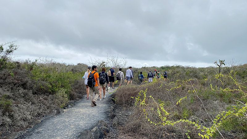 イサベラ島を歩く地主とツアー客