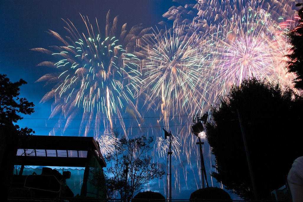 諏訪湖の花火大会会場となる石彫公園に設置したアンテナ越しに見る花火
