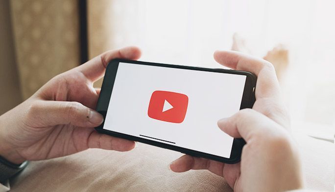 スマホでYouTube を見る女性