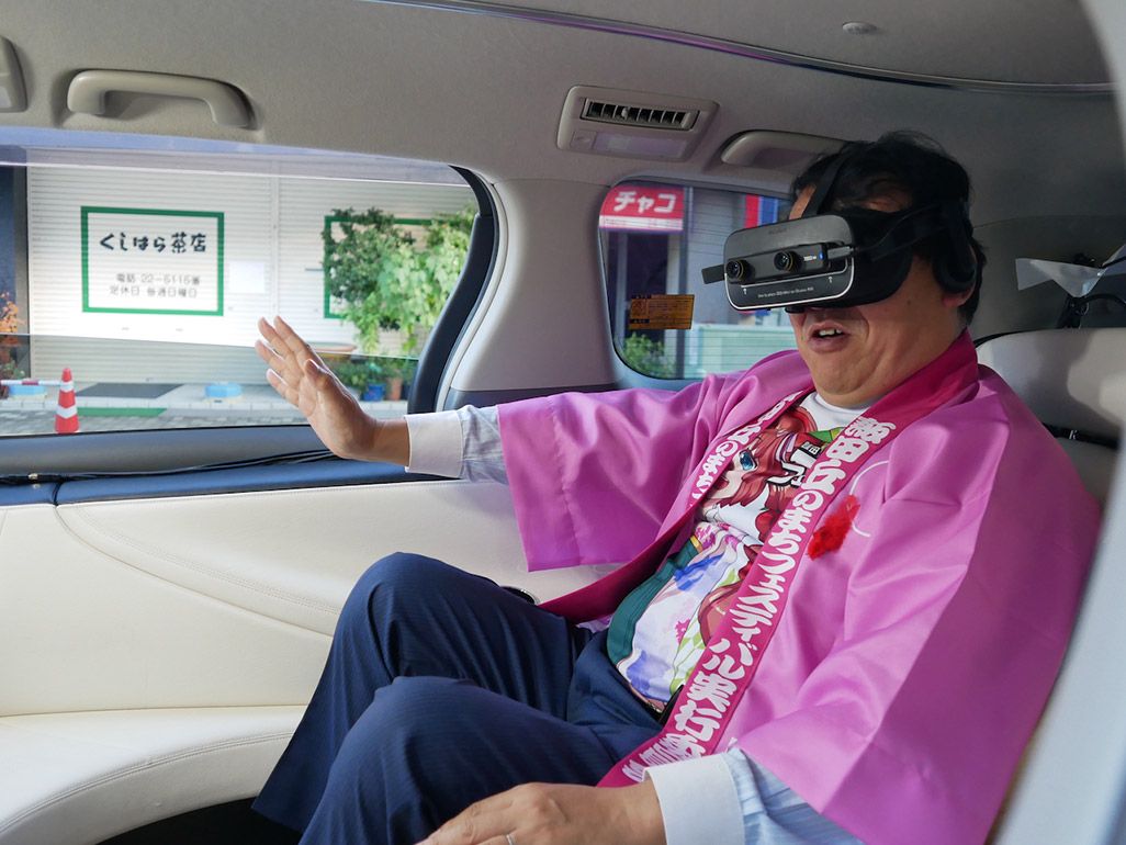 自動運転車でVRを体験する牧野光朗・飯田市長