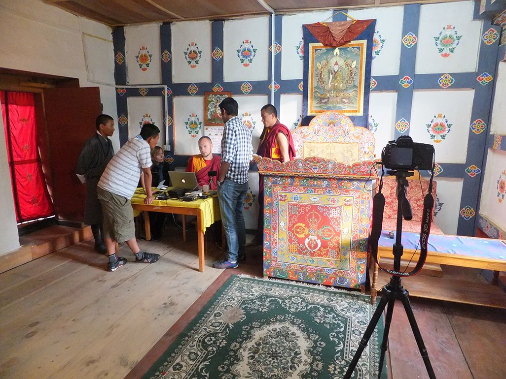 ブータンの僧院にて、説法をビデオ配信している様子