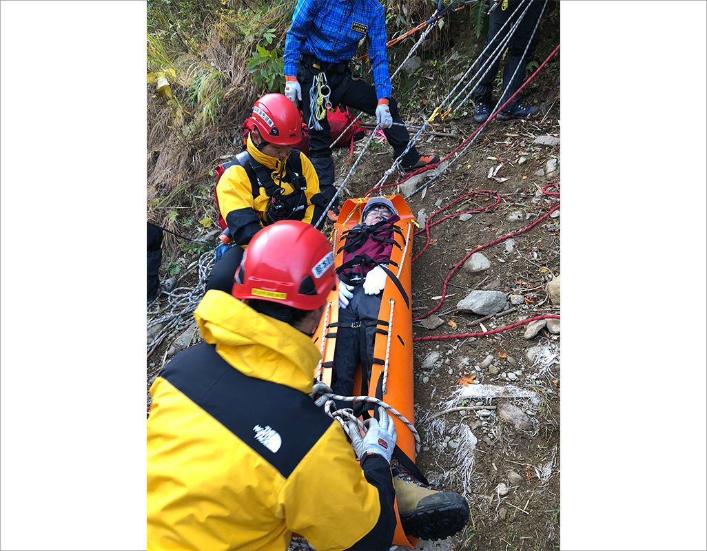 遭難者の位置を上空から特定、山岳救助隊が救助する