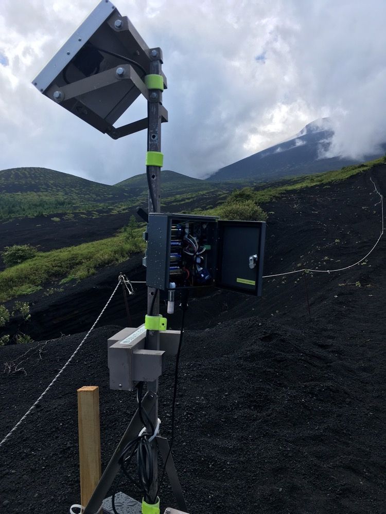 富士山の「ミエル フジトザン」センサー設置現場
