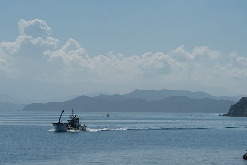 嘉島沿岸を航行する漁船