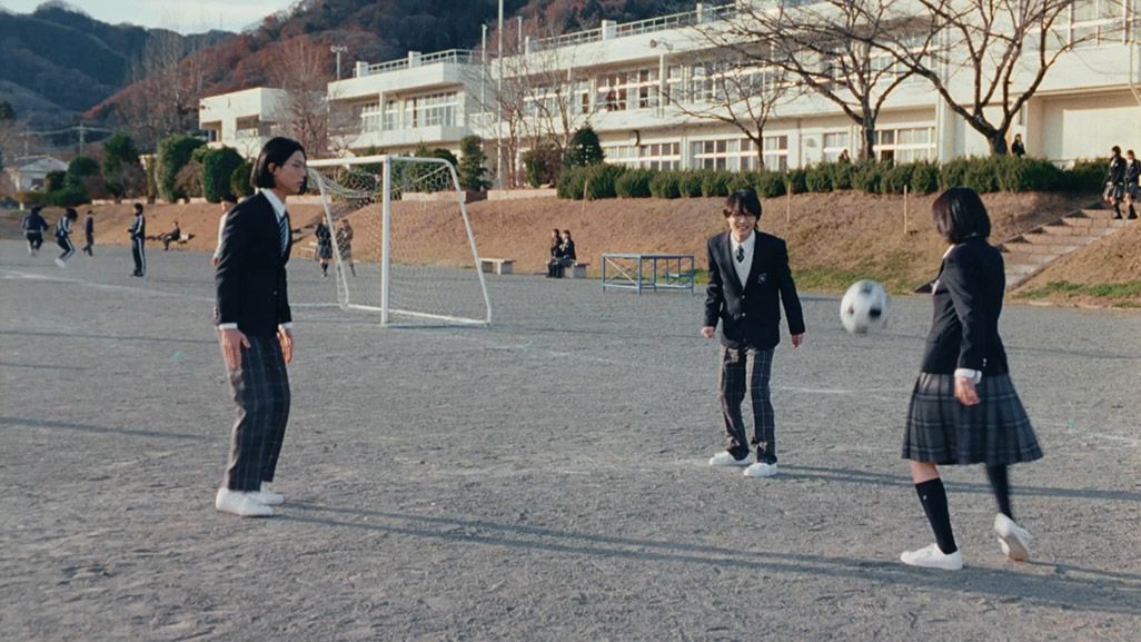 2019年三太郎CM第一弾でサッカーをする高杉くんと松本さんと細杉くん