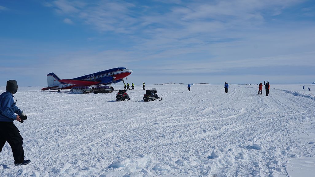 南極の海氷上に着陸した飛行機
