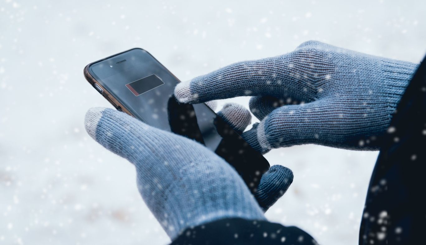 冬など寒い場所でスマホのバッテリー持ちが悪いという検証記事のイメージ写真