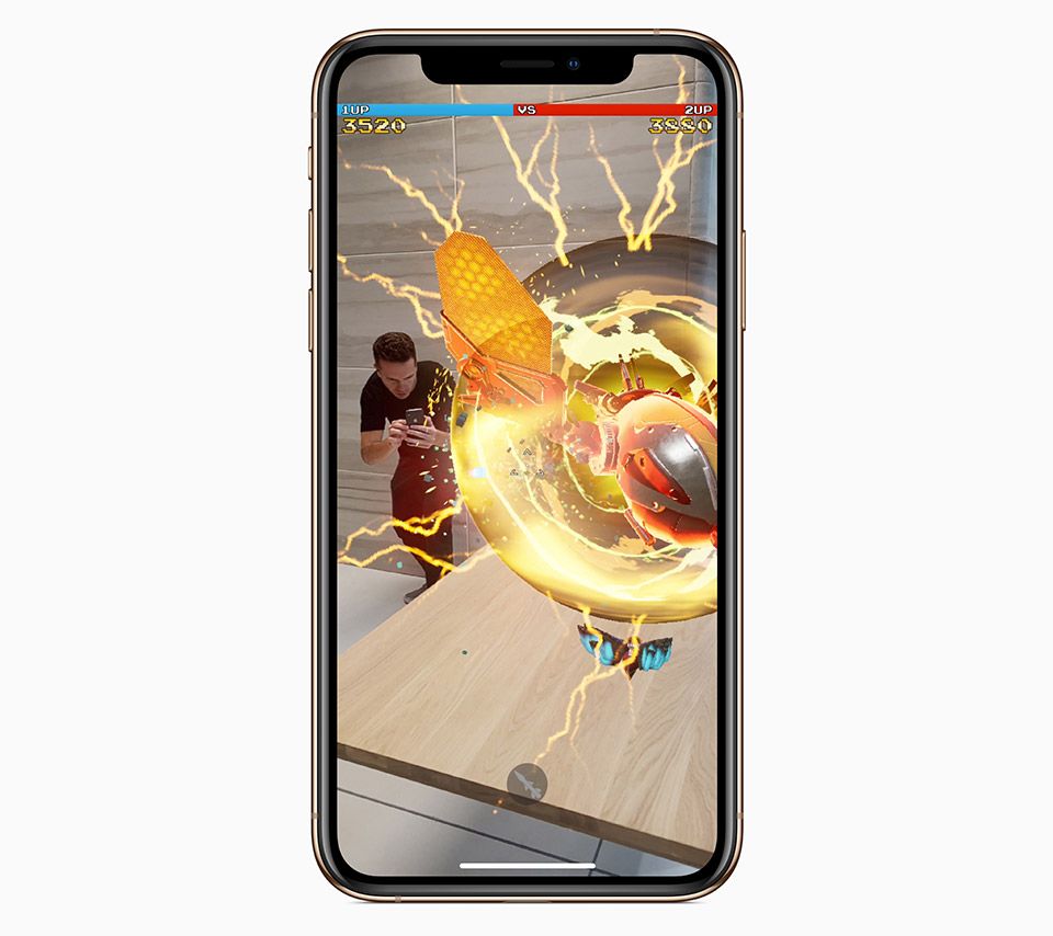 AR機能を使ったゲーム画面が表示されたiPhone XS