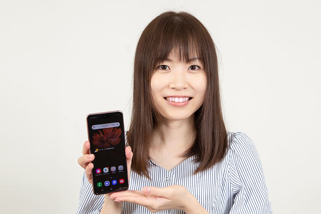 Galaxy Z Flip 5Gを手に持ったKDDI広報部の女性