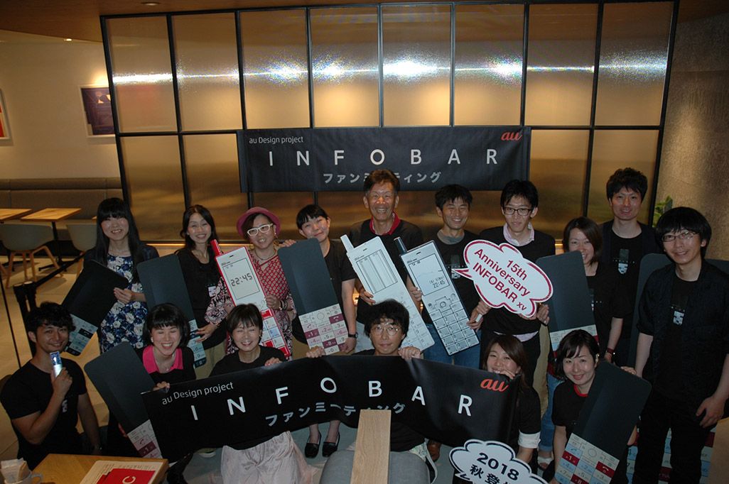 INFOBARファンミーティング京都でフォトプロップスを手に記念の集合写真