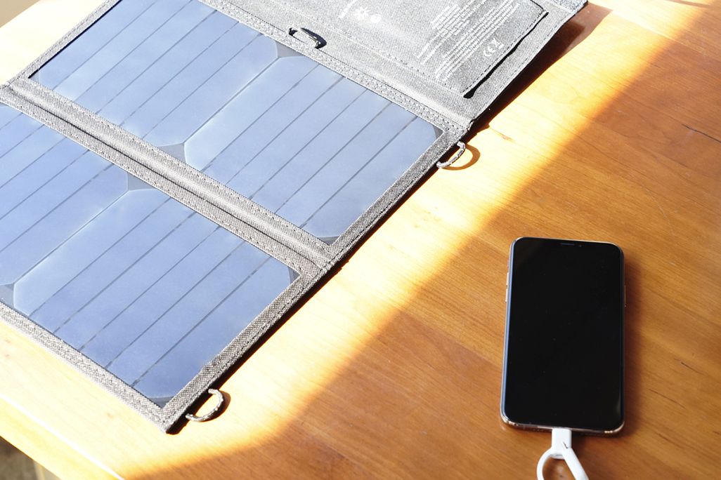 電源OFFにしたiPhoneをAnker PowerPort Solar Liteソーラーチャージャーに接続