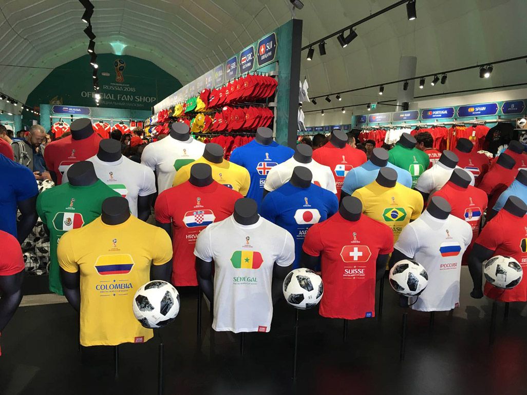 モスクワのワールドカップオフィシャルショップで売られている各国のTシャツ