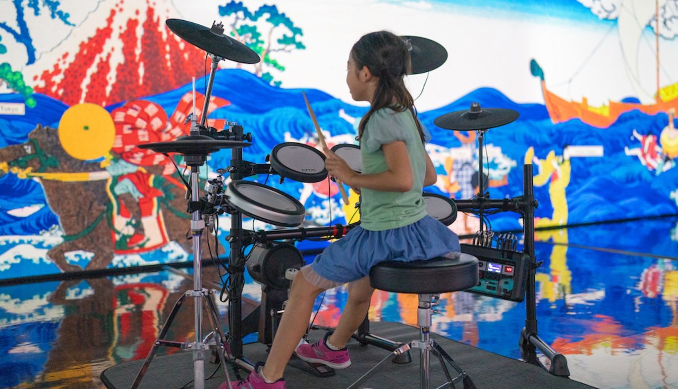 KDDIが運営するGINZA 456における「BEAT HOKUSAI」のドラムを演奏する子ども