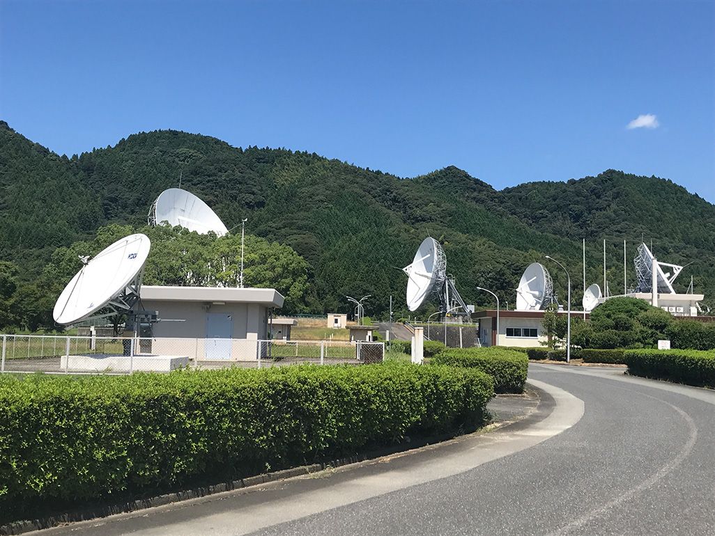 巨大なパラボラアンテナが立ち並ぶKDDI山口衛星通信センター
