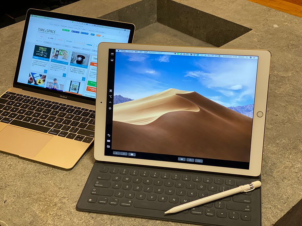 デスクに置かれたiPad Pro、Smart Keyboard、Apple Pencil、MacBook