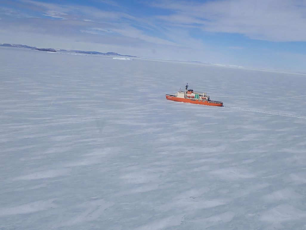 ラミング航行で南極の氷を砕きながら進む砕氷船「しらせ」