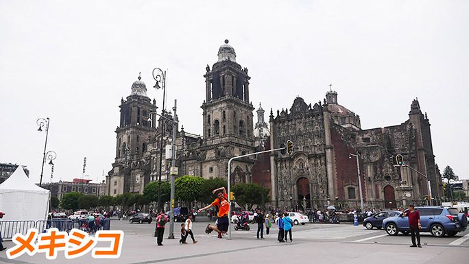 メキシコシティ・メトロポリタン大聖堂前でジャンプする地主